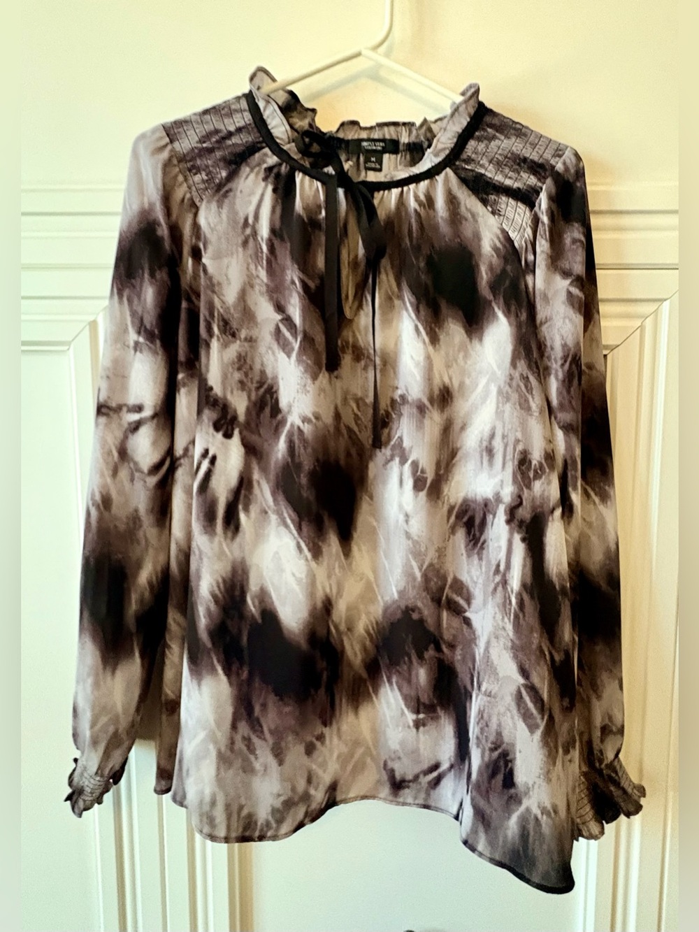 🟣 VERA WANG PURPLE AND BLACK ABSTRACT PRINT WITH SMOCKED SHOULDER AND SLEEVES 🟣